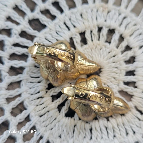 Vintage Avon Gold Toned Leaf Clip Earrings with Crystal Accents - Picture 3 of 5